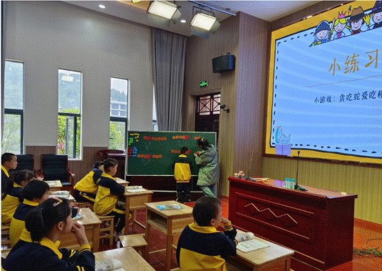 青年教師展風(fēng)采，教學(xué)比武促成長