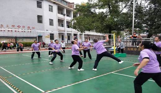 我校在金稱市鎮(zhèn)第二屆氣排球比賽中