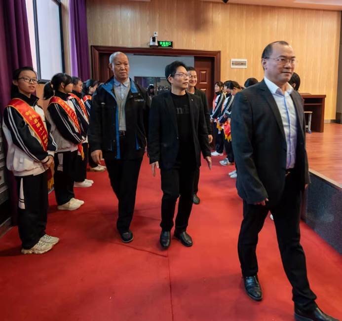 “粵湘兩地 獅愛相連”！深圳獅子會紅荔服務(wù)隊在邵陽縣第十一初級中學(xué)舉行“書寶獎”助學(xué)金頒獎及護(hù)眼燈捐贈儀式！