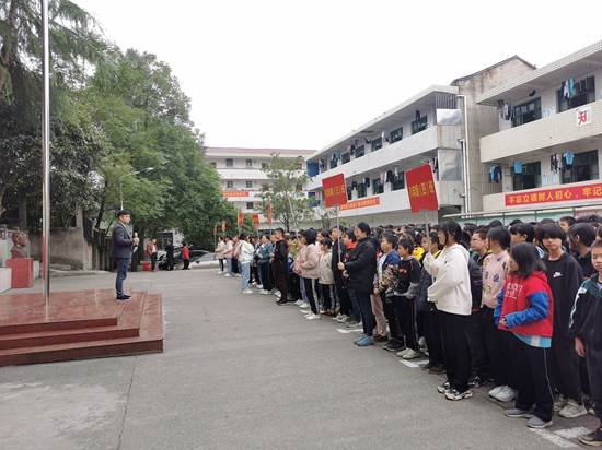 洞口縣管竹中學(xué)舉行法制教育講座