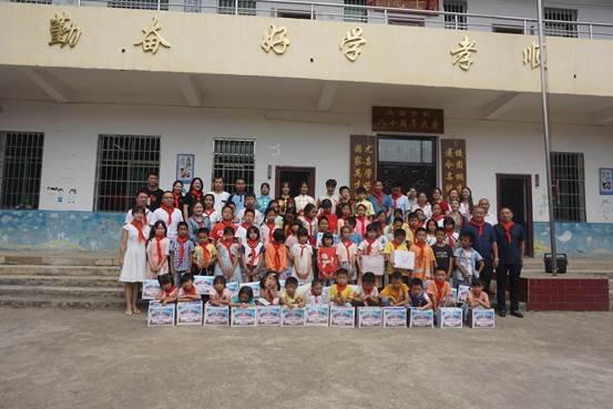 記邵陽市大祥一中與諸甲亭鄉(xiāng)洪廟小學(xué)“城鄉(xiāng)手拉手，共鑄中國夢”運動