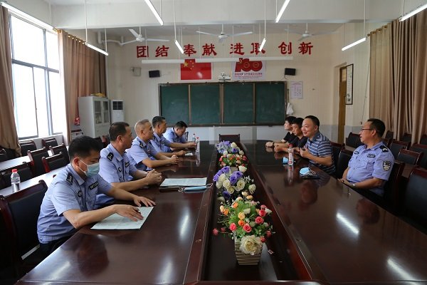 洞口縣人民當局副縣長、縣公安局局長蒙華寧一行來思源黌舍調(diào)研