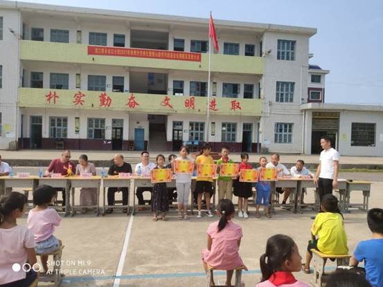 新寧這個黌舍的校友誼系母校，良好門生教師獲獎了