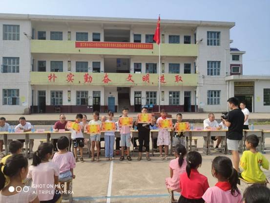 新寧這個黌舍的校友誼系母校，良好門生教師獲獎了