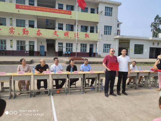 新寧這個黌舍的校友誼系母校，良好門生教師獲獎了