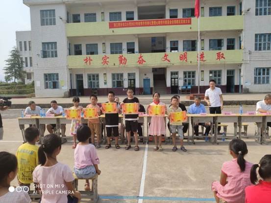 新寧這個黌舍的校友誼系母校，良好門生教師獲獎了