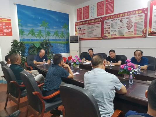 洞口縣教育局新上任的黨委副書記、副局長黃長軍主持全盤工作來高沙鎮(zhèn)中學(xué)調(diào)研工作