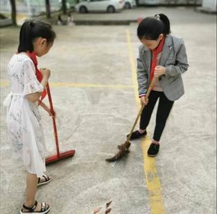 新寧縣白沙鎮(zhèn)中間小學(xué)少先隊(duì)開展“清潔家園，美化環(huán)境”運(yùn)動