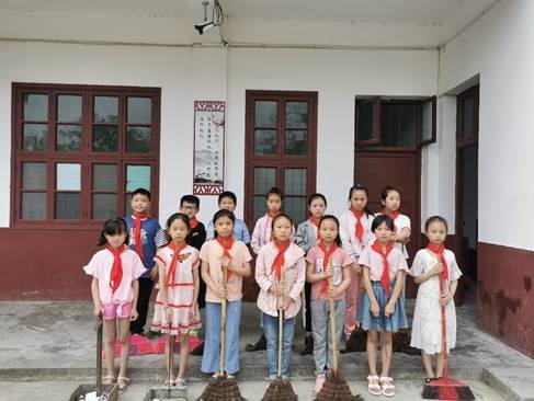 新寧縣白沙鎮(zhèn)中間小學(xué)少先隊(duì)開展“清潔家園，美化環(huán)境”運(yùn)動