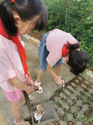 新寧縣白沙鎮(zhèn)中間小學(xué)少先隊(duì)開展“清潔家園，美化環(huán)境”運(yùn)動