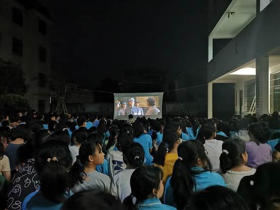 洞口縣管竹中學(xué)組織全體師生觀看愛(ài)國(guó)影片