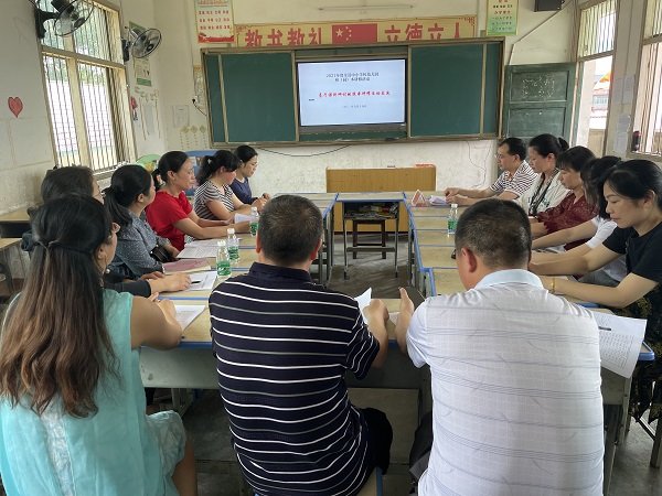 做實(shí)校本研修課題，領(lǐng)跑墟落黌舍校本