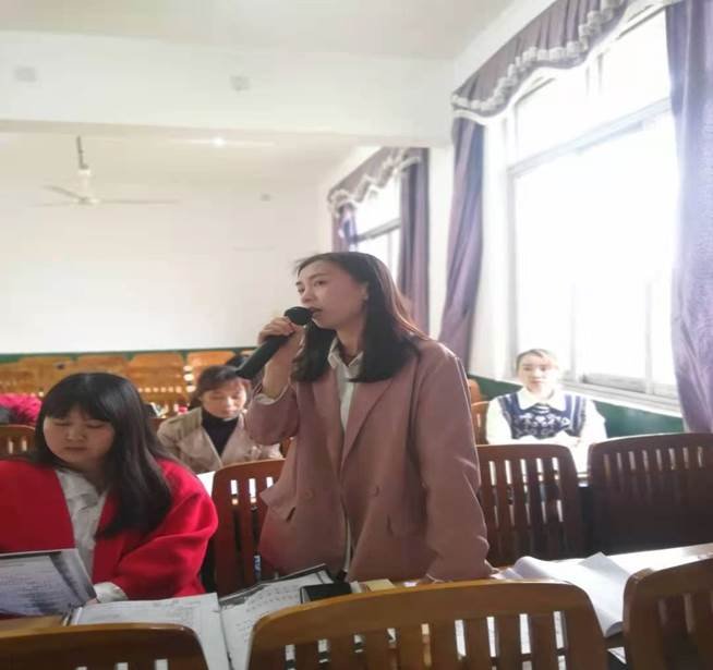 校本研修濃學(xué)風(fēng) 思想碰撞促提拔