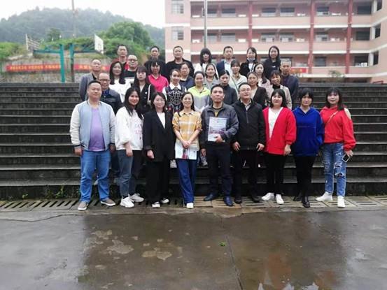 校本研修濃學(xué)風(fēng) 思想碰撞促提拔