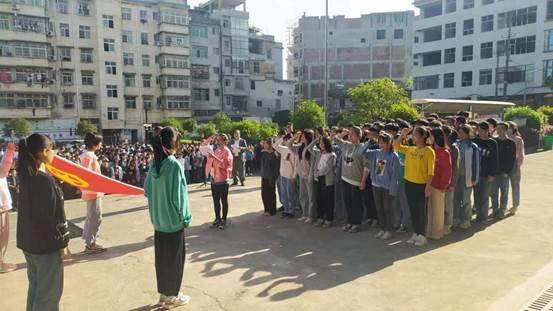 邵陽(yáng)縣白倉(cāng)鎮(zhèn)中學(xué)舉行新團(tuán)員入團(tuán)宣誓儀式