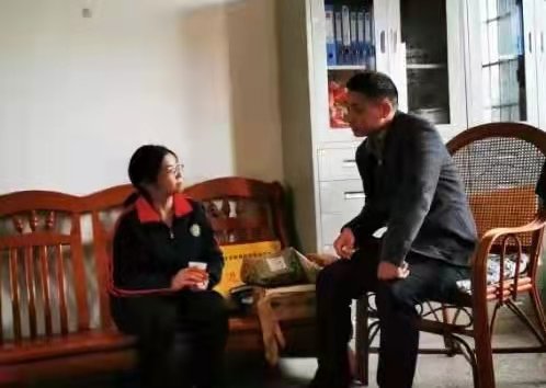 黨員送溫暖  學子圓心愿