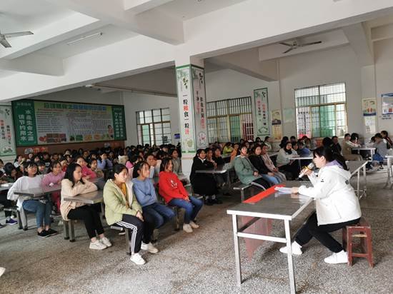 洞口縣管竹中學(xué)舉行女生生理健康講座