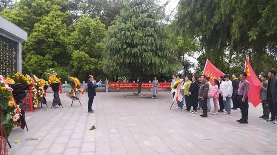 邵陽縣白倉鎮(zhèn)中學舉行清明祭英烈運動