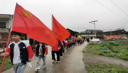 湖南新邵二中師生清明祭掃銘記歷史祭英魂
