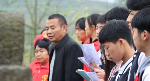 湖南新邵二中師生清明祭掃銘記歷史祭英魂