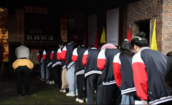 湖南新邵二中師生清明祭掃銘記歷史祭英魂