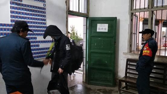 洞口縣管竹中學常態(tài)化開展校園違禁品排查工作