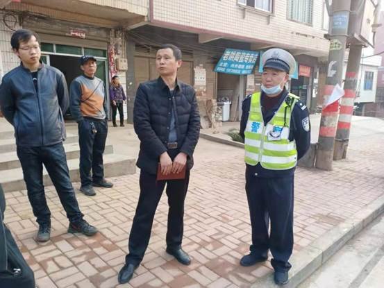 邵陽(yáng)縣下花橋鎮(zhèn)中間完小開(kāi)展黌舍周邊交通安全專項(xiàng)整治運(yùn)動(dòng)