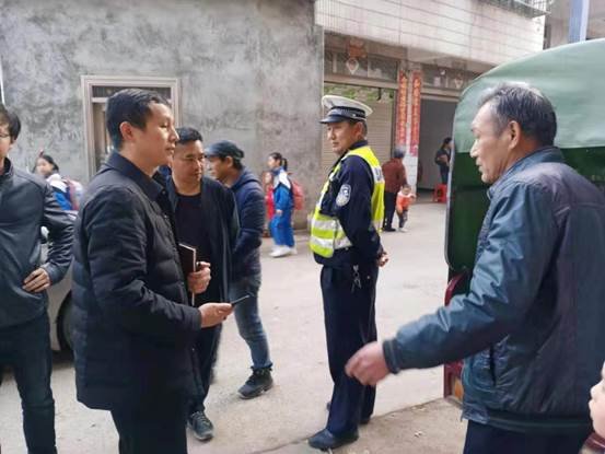 邵陽(yáng)縣下花橋鎮(zhèn)中間完小開(kāi)展黌舍周邊交通安全專項(xiàng)整治運(yùn)動(dòng)