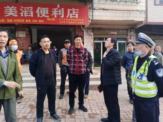 邵陽(yáng)縣下花橋鎮(zhèn)中間完小開(kāi)展黌舍周邊交通安全專項(xiàng)整治運(yùn)動(dòng)