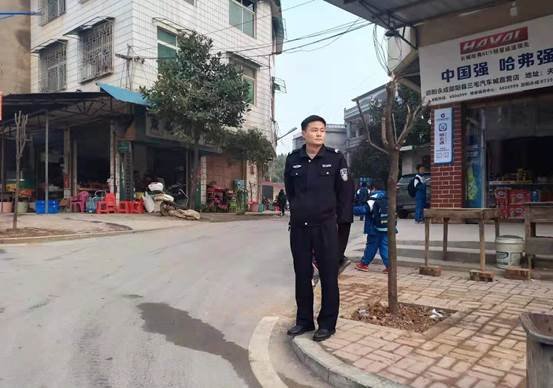 邵陽(yáng)縣下花橋鎮(zhèn)中間完小開(kāi)展黌舍周邊交通安全專項(xiàng)整治運(yùn)動(dòng)