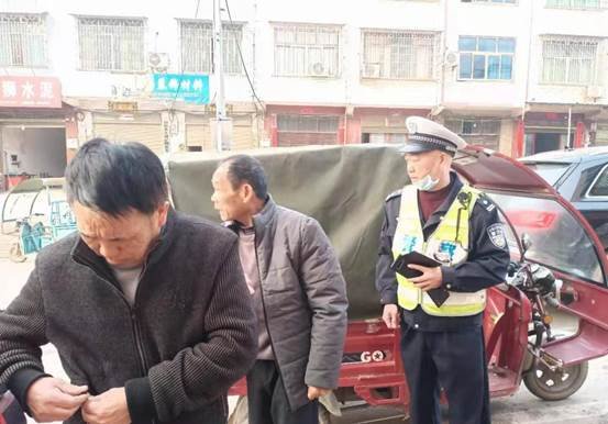 邵陽(yáng)縣下花橋鎮(zhèn)中間完小開(kāi)展黌舍周邊交通安全專項(xiàng)整治運(yùn)動(dòng)