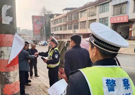 邵陽(yáng)縣下花橋鎮(zhèn)中間完小開(kāi)展黌舍周邊交通安全專項(xiàng)整治運(yùn)動(dòng)