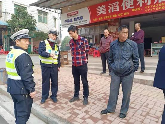 邵陽(yáng)縣下花橋鎮(zhèn)中間完小開(kāi)展黌舍周邊交通安全專項(xiàng)整治運(yùn)動(dòng)