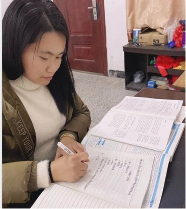 用熱血和信心撐起墟落孩子一片藍(lán)天