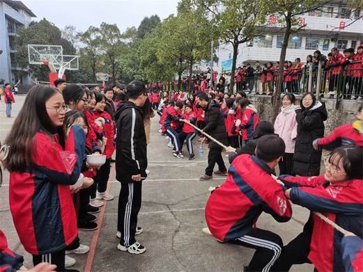 洞口四中舉行高一高二拔河比賽