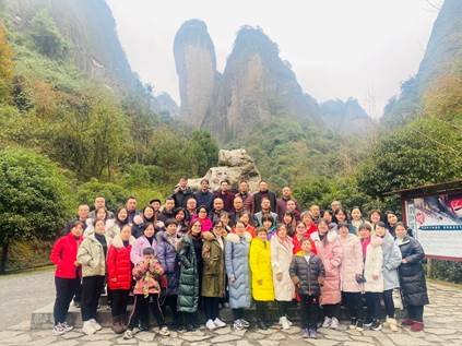 新邵縣嚴(yán)塘中學(xué)工會(huì)組織教職工登山親近天然運(yùn)動(dòng)