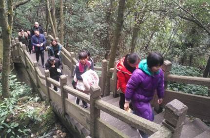 新邵縣嚴(yán)塘中學(xué)工會(huì)組織教職工登山親近天然運(yùn)動(dòng)