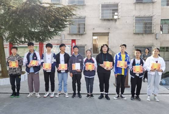 長陽鋪鎮(zhèn)梽木山中學(xué)期中總結(jié)贊譽(yù)會(huì)圓滿結(jié)束