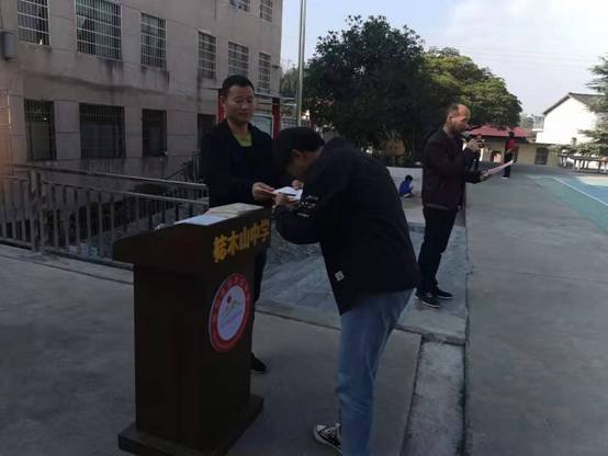 長陽鋪鎮(zhèn)梽木山中學(xué)期中總結(jié)贊譽(yù)會(huì)圓滿結(jié)束