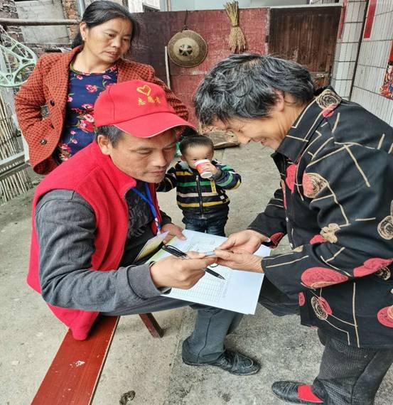 入戶走訪貧困戶  教育扶貧暖人心