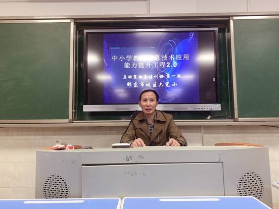 借信息培訓(xùn)春風(fēng) 促教師素養(yǎng)提拔