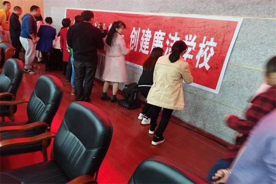 洞口四中開展創(chuàng)“廉潔黌舍”教工簽名運動