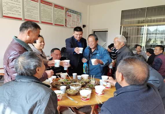 金稱(chēng)市芙蓉中學(xué)開(kāi)展慰問(wèn)退休教師運(yùn)動(dòng)