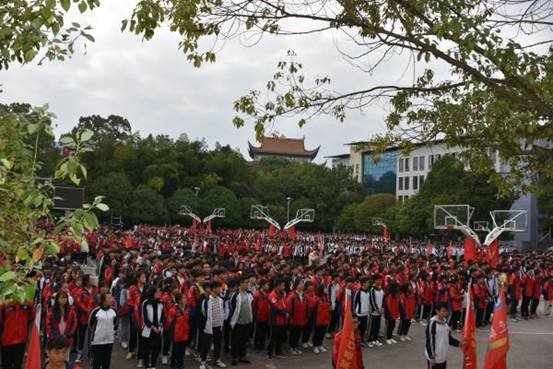 洞口四中開展“光盤舉措”和“禁毒教育”師生簽名運(yùn)動