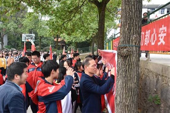 洞口四中開展“光盤舉措”和“禁毒教育”師生簽名運(yùn)動