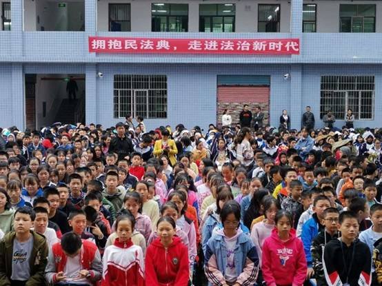 洞口縣高沙鎮(zhèn)中學(xué)召開法治宣傳教育周運(yùn)動動員大會