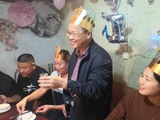 教師集體生日會  濃濃溫情暖人心