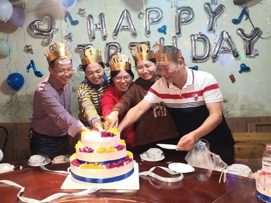 教師集體生日會  濃濃溫情暖人心