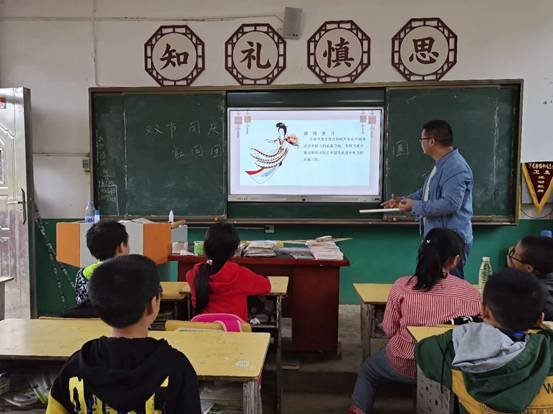 邵陽縣下花橋鎮(zhèn)中間完小開展我們的節(jié)日“雙節(jié)同慶 家國團聚”愛國教育主題班會