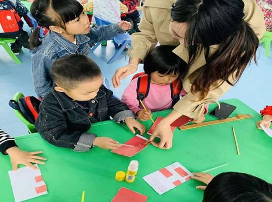 邵陽(yáng)縣白倉(cāng)鎮(zhèn)中間幼兒園開(kāi)展慶“雙節(jié)”運(yùn)動(dòng)